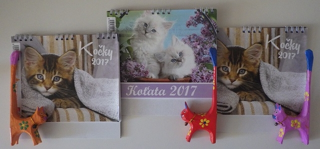 Kočičí kalendáře a dřevěné kočky