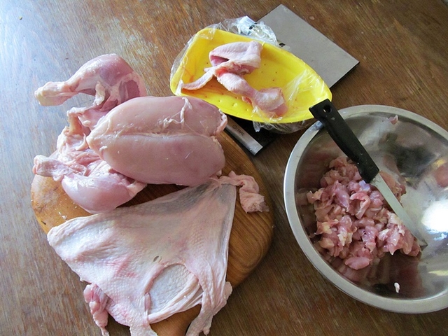 Vaříme pro kočky: plněné kuřecí kůže s hruškou