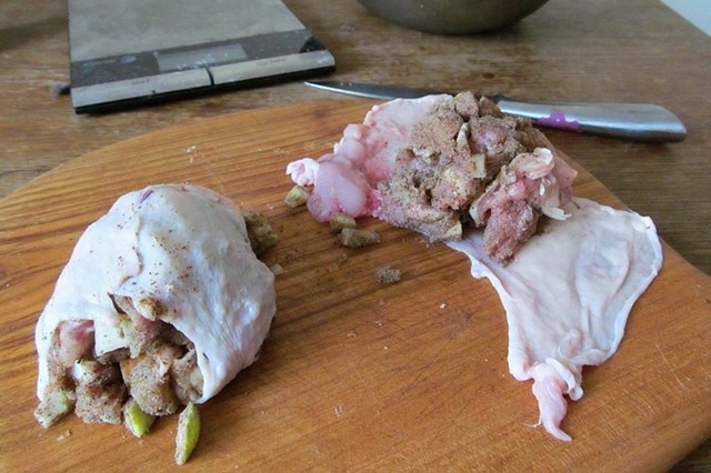 Vaříme pro kočky: plněné kuřecí kůže s hruškou