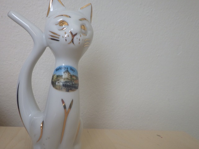 Porcelánové lázeňské pítko z Karlových Varů ve stylu kočky