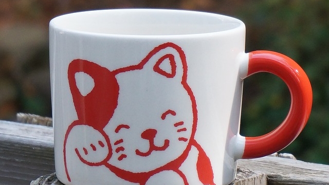 Otázka dne: Pijete každé ráno kafe nebo čaj z hrnečku, na kterém je obrázek kočky?