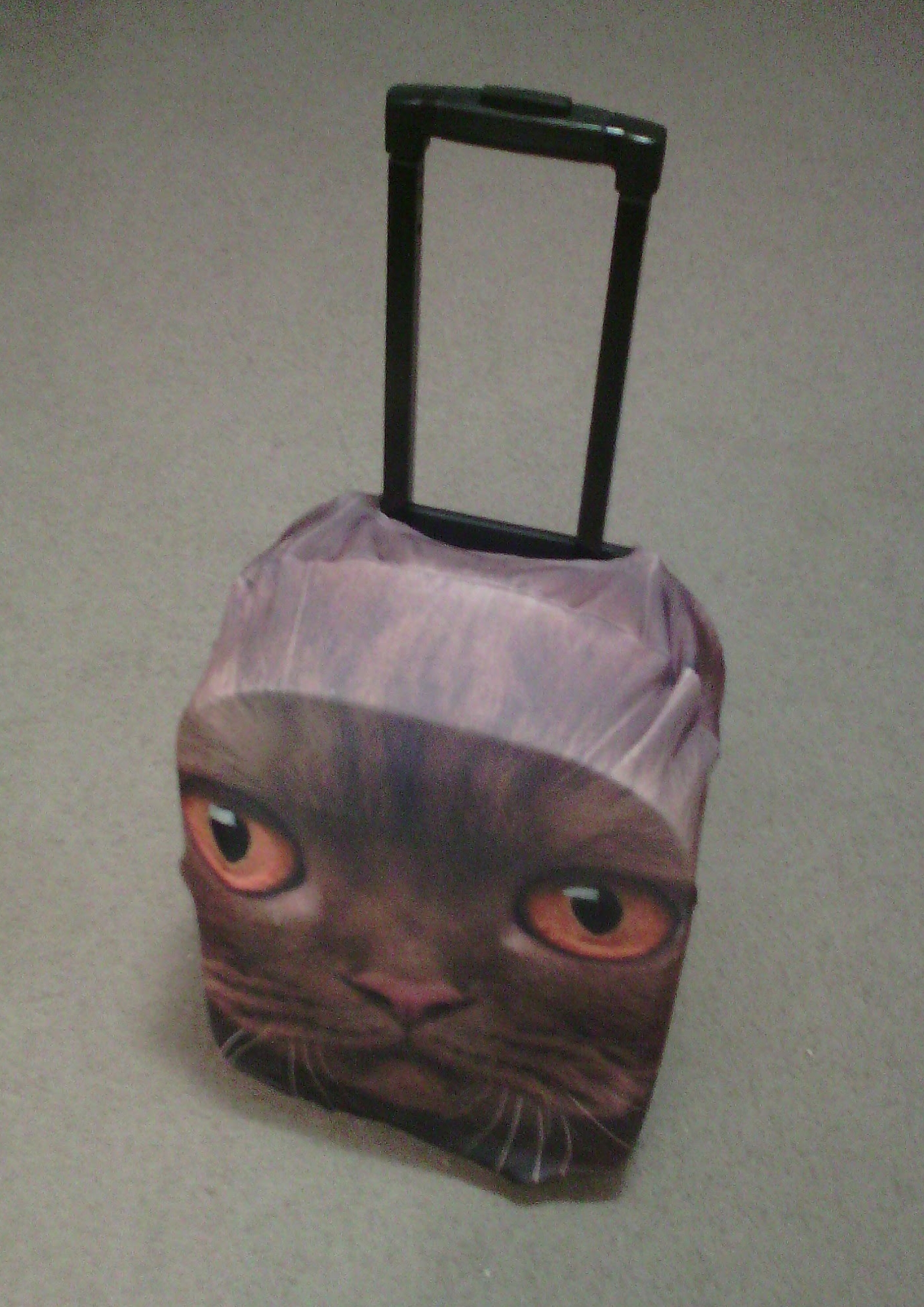 obal na cestovní kufr na kolečkách s motivem kočky.